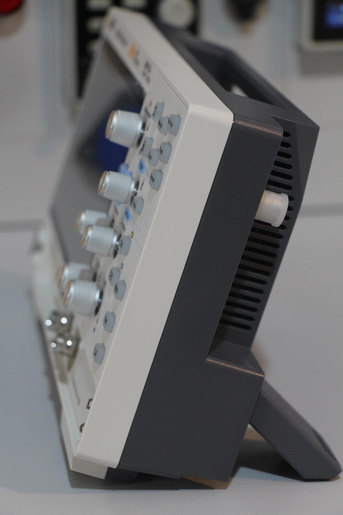 Owon ADS912A Digital Oscilloscope – 125 MHz Bandwidth, 2 Channels, 12-bit, with Touchscreen and Optional Logic Analyzer