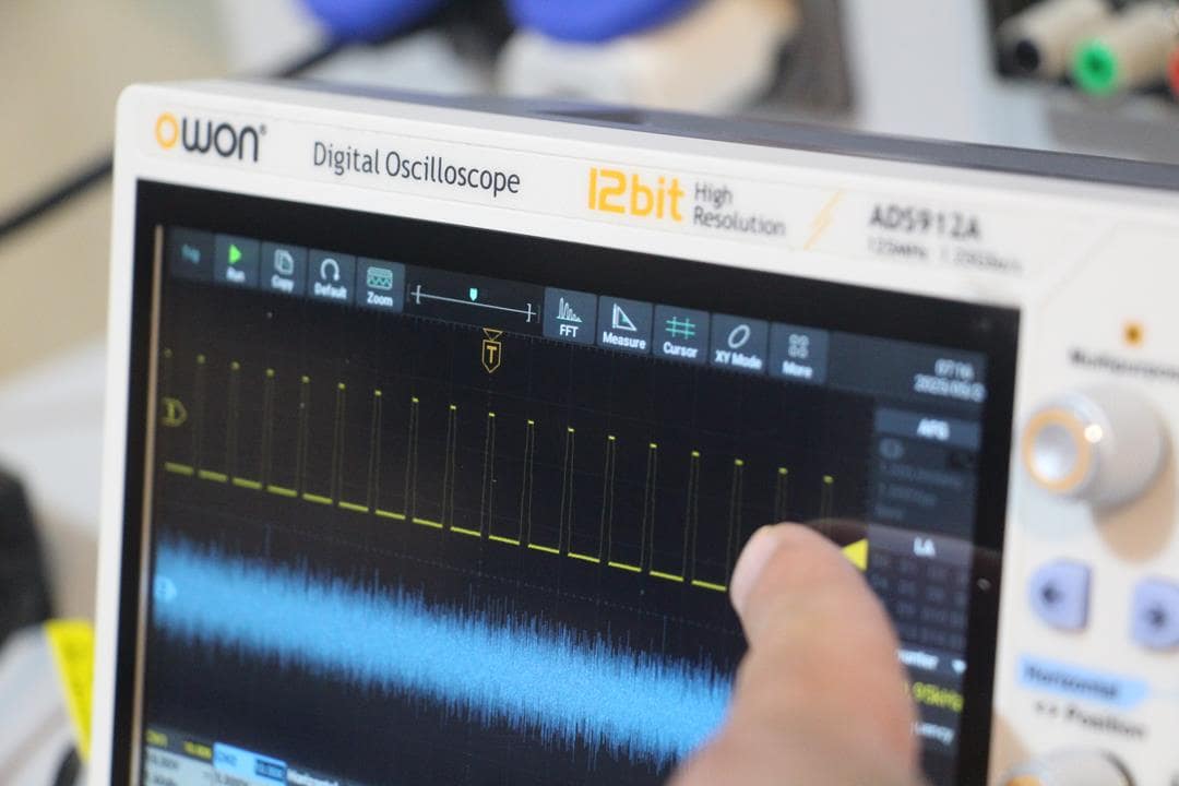 Owon ADS912A Digital Oscilloscope – 125 MHz Bandwidth, 2 Channels, 12-bit, with Touchscreen and Optional Logic Analyzer