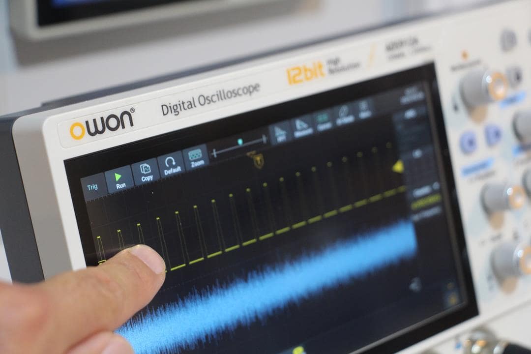 Owon ADS912A Digital Oscilloscope – 125 MHz Bandwidth, 2 Channels, 12-bit, with Touchscreen and Optional Logic Analyzer