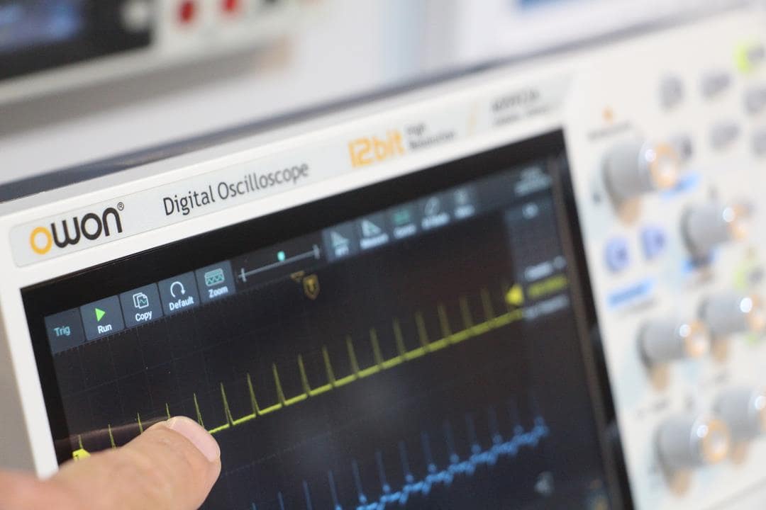 Owon ADS922A 200 MHz 12-bit Oscilloscope | 2CH, 1.25 GS/s, 7" Touch, Multimeter, Signal Generator, Logic Analyzer