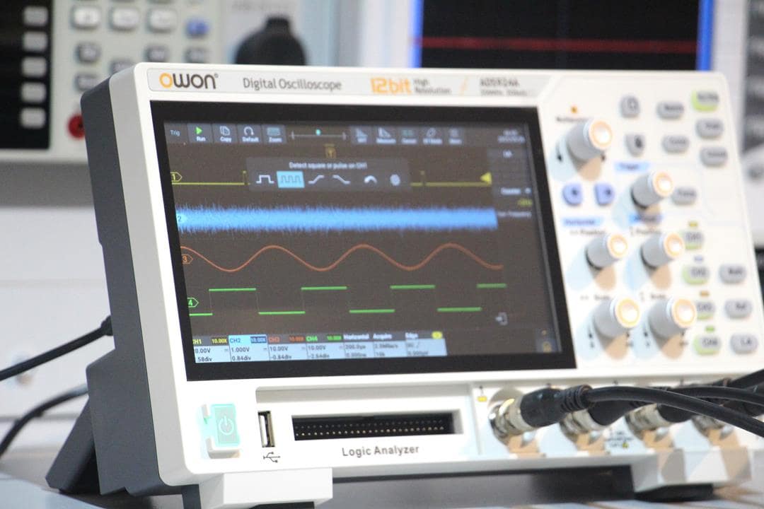 Owon ADS924A Oscilloscope – 250 MHz, 4CH, 7" Touchscreen, 12-Bit, Logic Analyzer