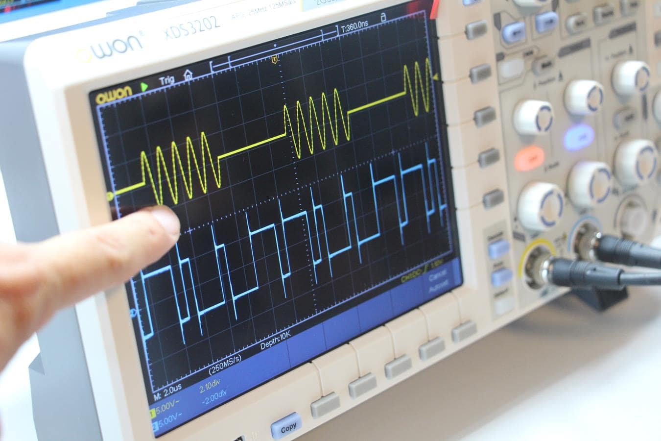 OWON XDS3202F Oscilloscope – 200 MHz, 2 Channel, 8” Touchscreen (Full Version)
